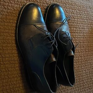 Men Bragano dress tie shoes. Good condition. Soles intact w/ some wear. Black 11